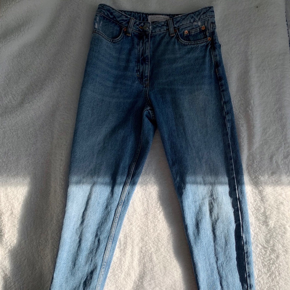A mom blue jeans.